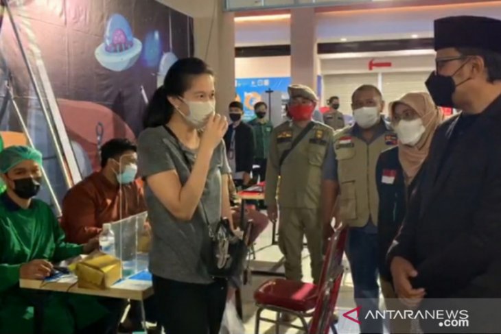 Wali Kota Bogor tinjau pelayanan vaksinasi massal warga berusia 18 tahun ke atas