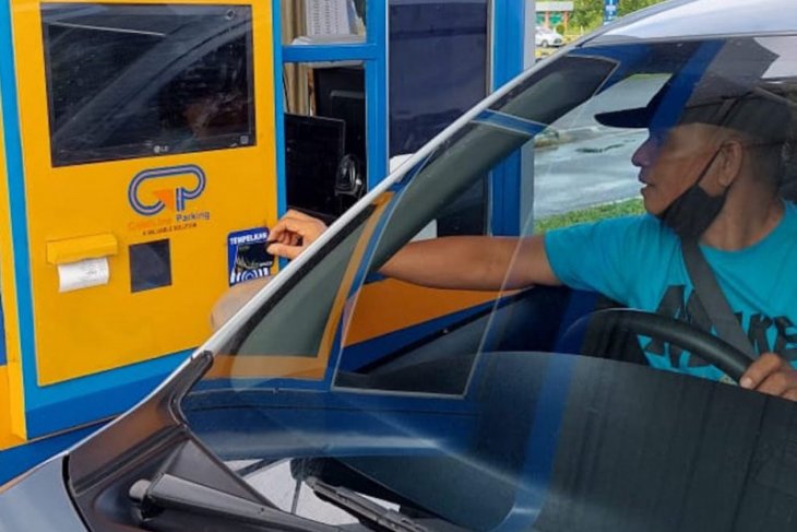 Bandara Minangkabau resmi terapkan layanan parkir nontunai
