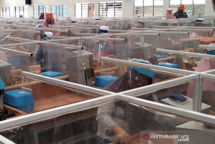 Ekonom: Berikan stimulus memadai guna cegah ancaman PHK