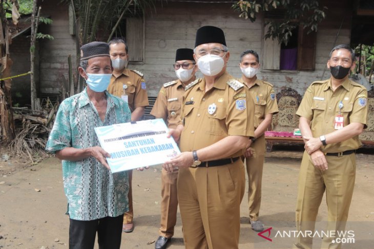Bupati HSS serahkan bantuan untuk korban kebakaran di Gumbil
