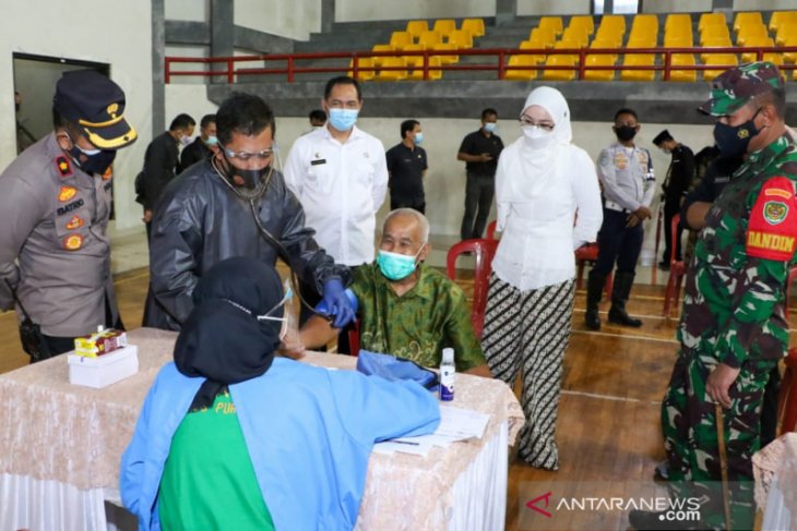 Ratusan mobil dinas Pemkab Purwakarta dikerahkan jemput lansia untuk divaksin