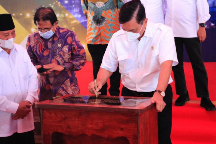 Menko Luhut resmikan operasi pengolahan nikel di Pulau Obi Halmahera Selatan