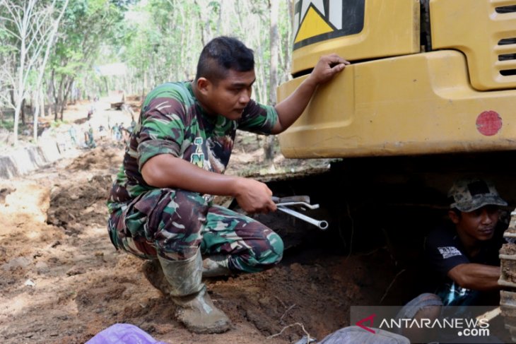 Rakyat bantu TNI perbaiki excavator rusak di lokasi TMMD ke-111 di Tapin