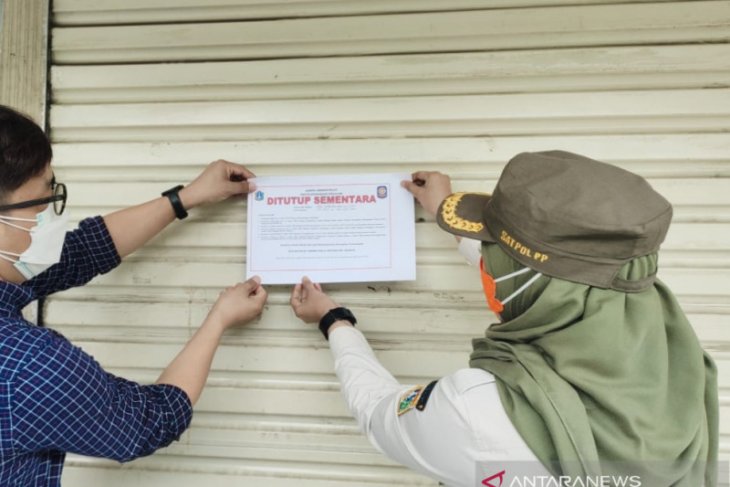 Satpol PP tutup swalayan di Jaksel karena tiga karyawan positif terpapar COVID