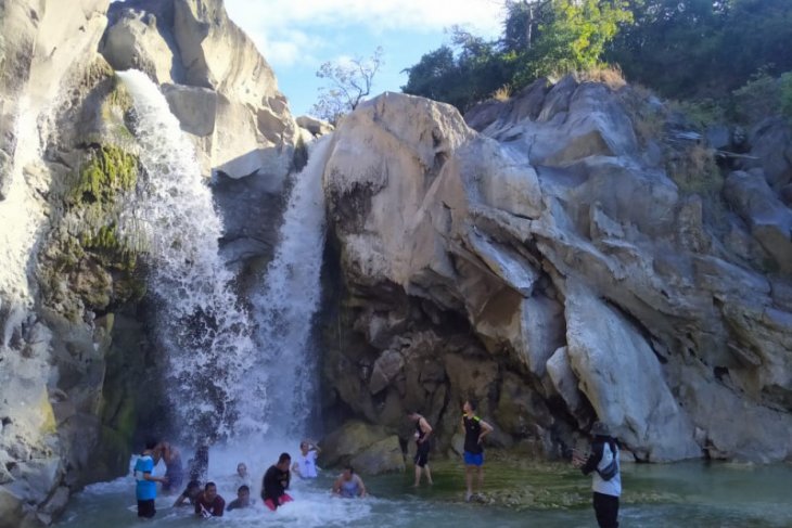 Menikmati keeksotikan Air Terjun Dewi Selendang