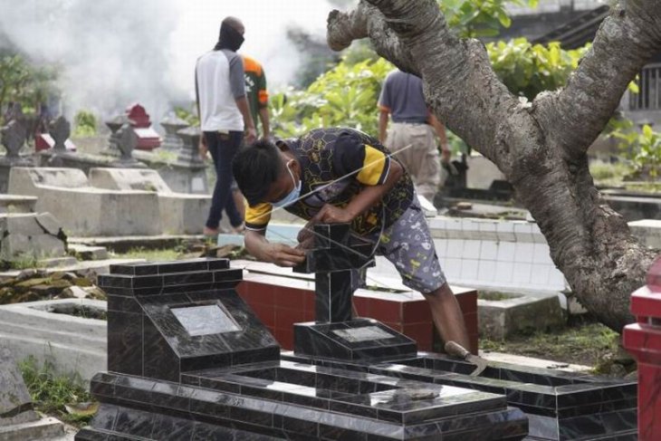 Kerja bakti perbaiki makam