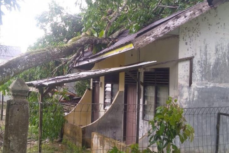 Belasan rumah rusak dihantam puting beliung