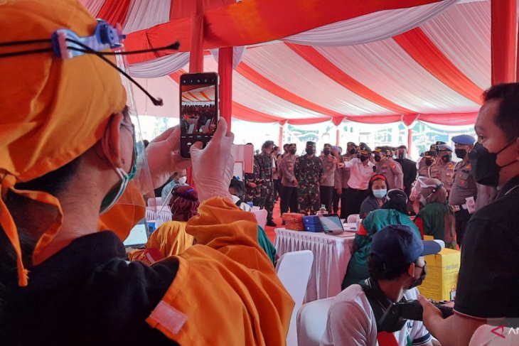 Vaksinasi massal TNI-Polri targetkan satu juta dosis/hari
