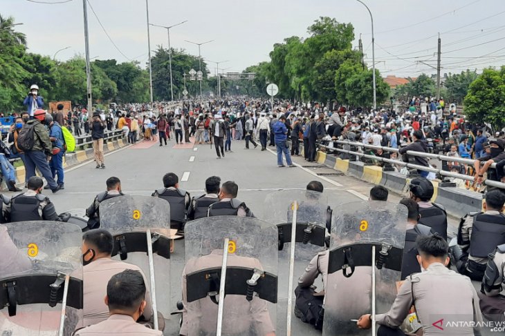 Massa Rizieq Shihab tinggalkan flyover Pondok Kopi