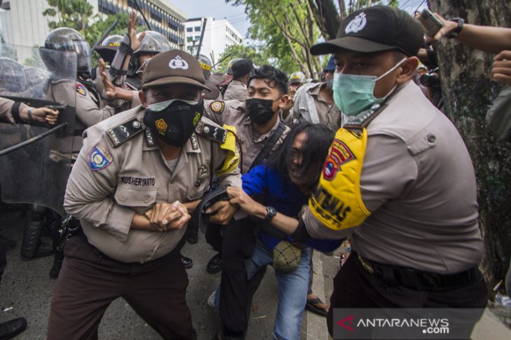 Ricuh Aksi Tolak Pelemahan KPK Di Banjarmasin
