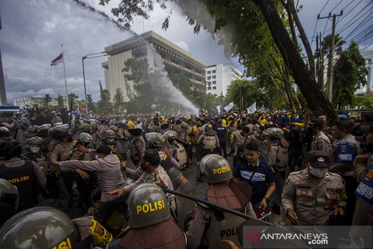 Ricuh Aksi Tolak Pelemahan KPK Di Banjarmasin