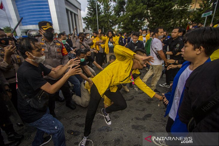 Ricuh Aksi Tolak Pelemahan KPK Di Banjarmasin