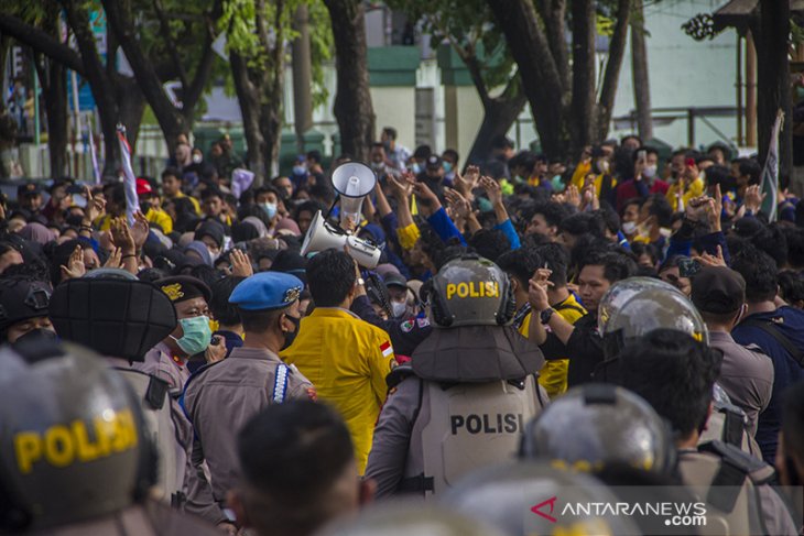 Ricuh Aksi Tolak Pelemahan KPK Di Banjarmasin