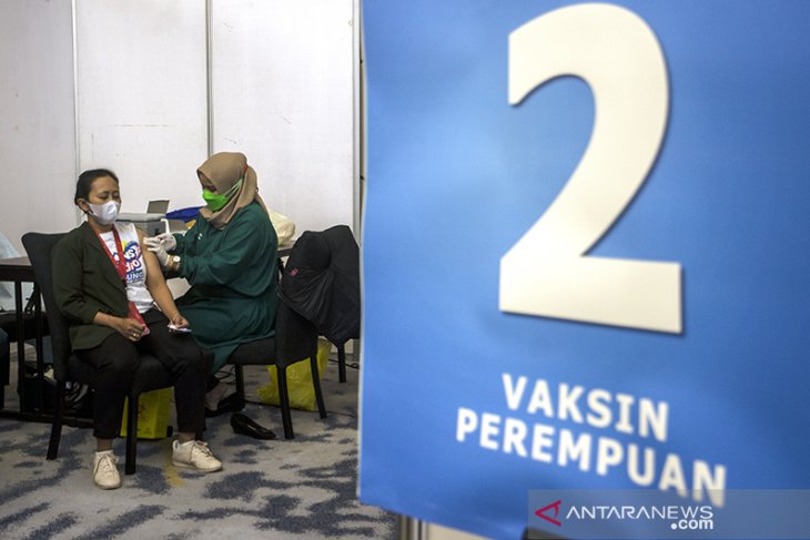 Vaksinasi massal bagi pekerja pusat perbelanjaan di Bandung 