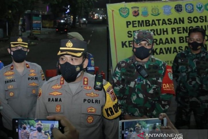 Cegah kerumunan, Polres Karawang lakukan penyekatan di sejumlah titik perkotaan
