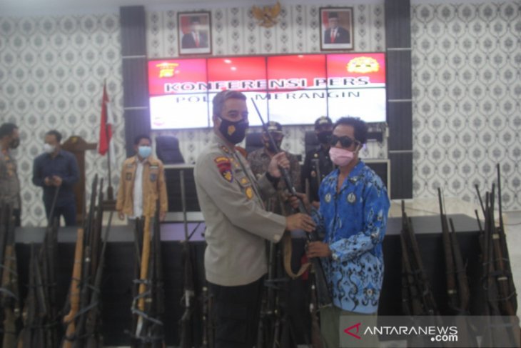 Polisi Merangin terima penyerahan 107 senjata