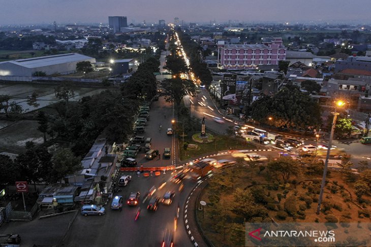 Penutupan akses jalan menuju Kota Bandung 