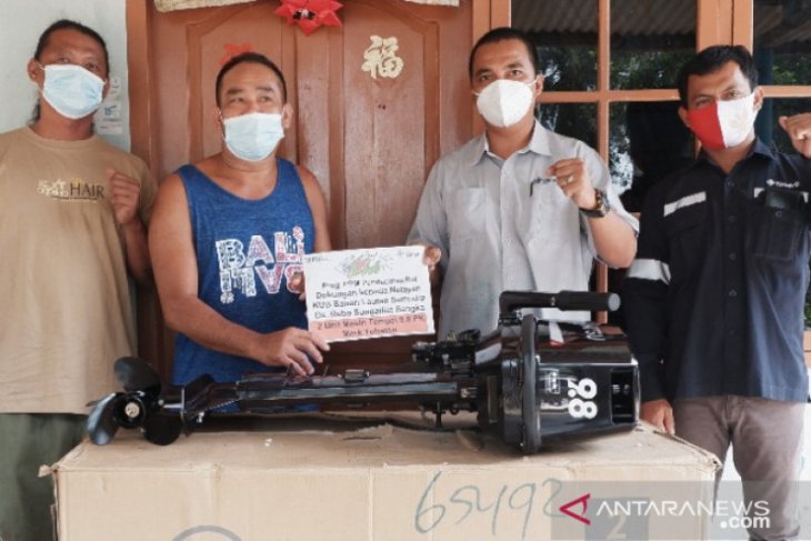 PT Timah serahkan mesin tempel perahu kepada nelayan Desa Rebo