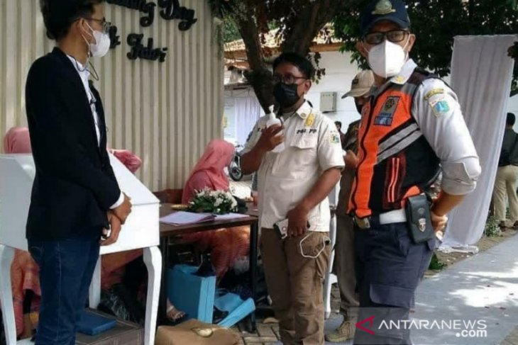 Satpol PP bubarkan resepsi pernikahan yang langgar PPKM