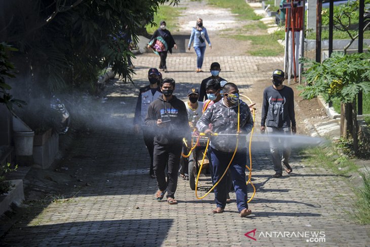 Penyemprotan disinfektan secara swadaya di Kabupaten Bandung 