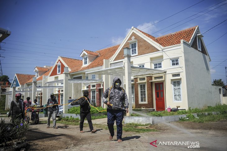 Penyemprotan disinfektan secara swadaya di Kabupaten Bandung 