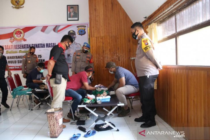 32 anak ikuti sunatan massal HUT Bhayangkara Polres HSS