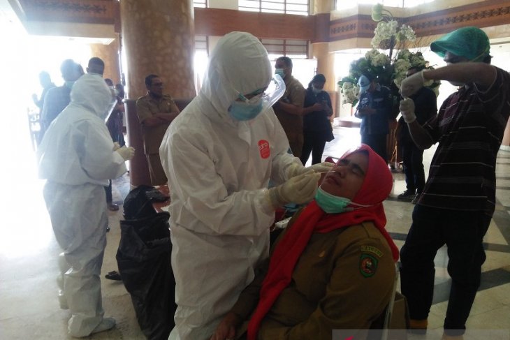 DPRD Maluku lakukan tes usap cegah penyebaran virus corona terapkan Prokes