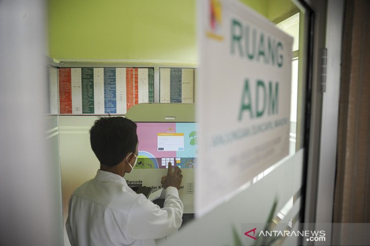 Anjungan Dukcapil mandiri di kantor desa 