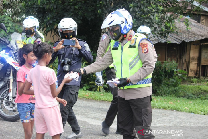 Wakapolda Maluku patroli kamtibmas bagikan masker gratis