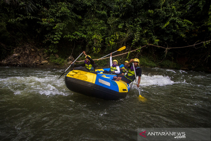 Wisata Petualangan Arum Jeram Di Kalsel