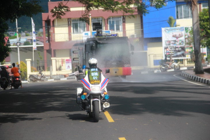 Polda Malut lakukan penyemprotan disinfektan di area publik intensifkan penanggulangan