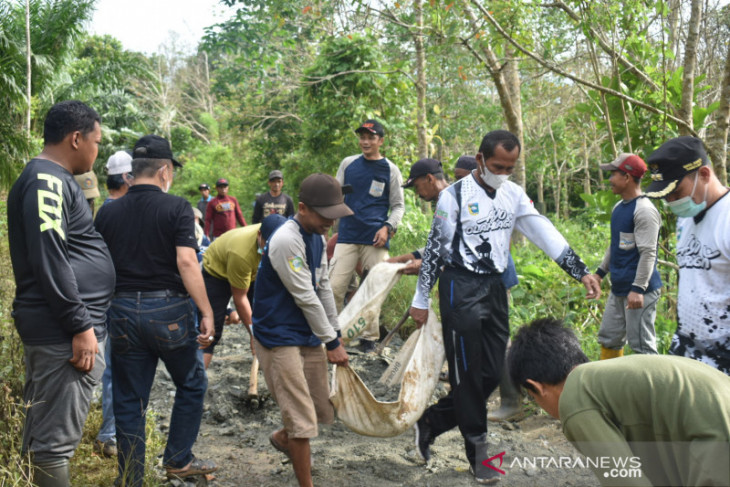 Bupati-wabup kembali ikut gotong royong perbaiki jalan Desa Tanjung