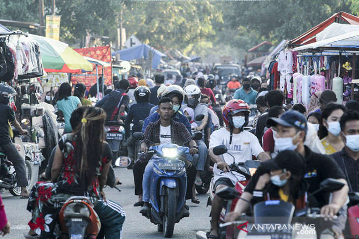 Aktivitas pasar malam saat PPKM Darurat