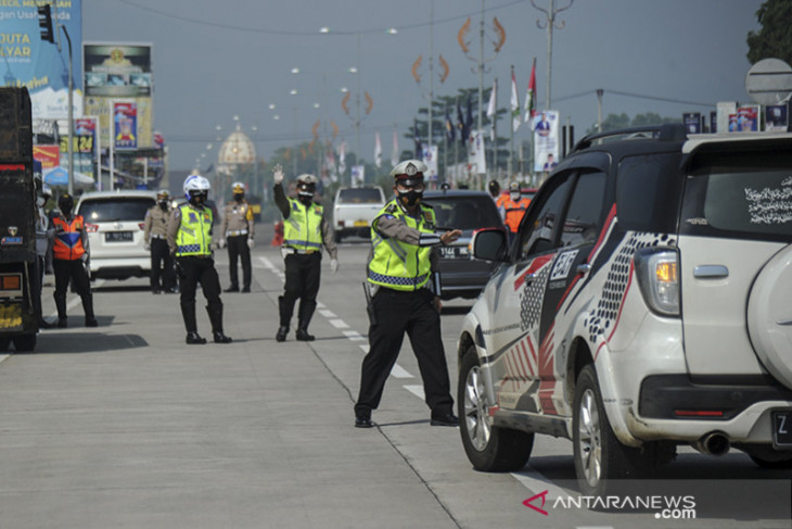 Penyekatan kendaraan di gerbang keluar tol Soreang 