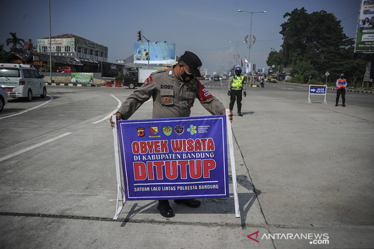 Penyekatan kendaraan di gerbang keluar tol Soreang 