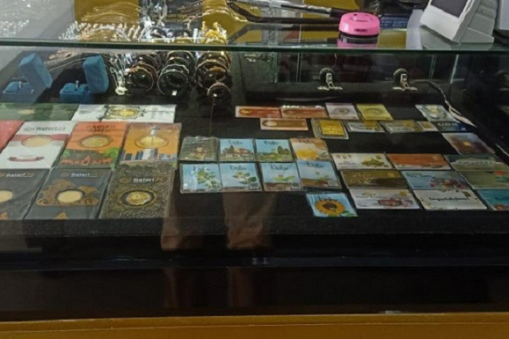 Harga emas terkoneksi usai naik dalam tiga hari berturut