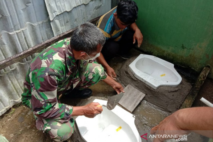 Satgas TMMD Kodim 0212 bangun tempat wudhu dan WC