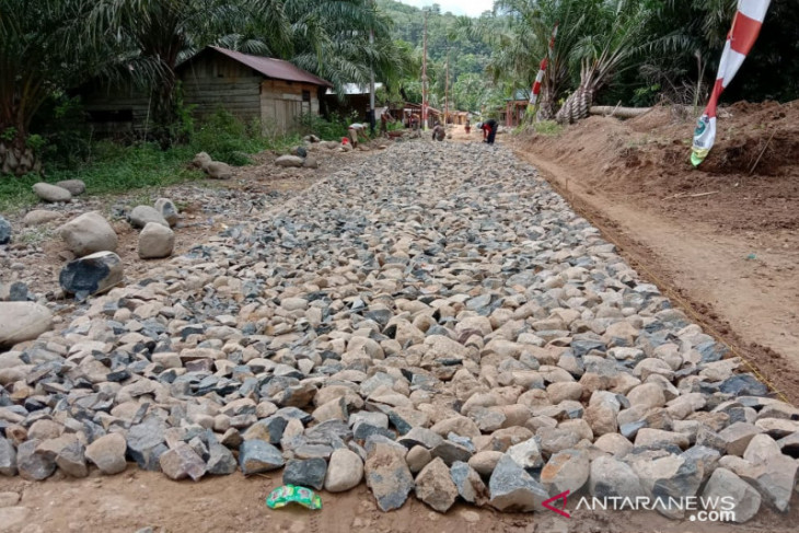 Satgas TMMD Kodim 0212 susun satu pengerasan jalan