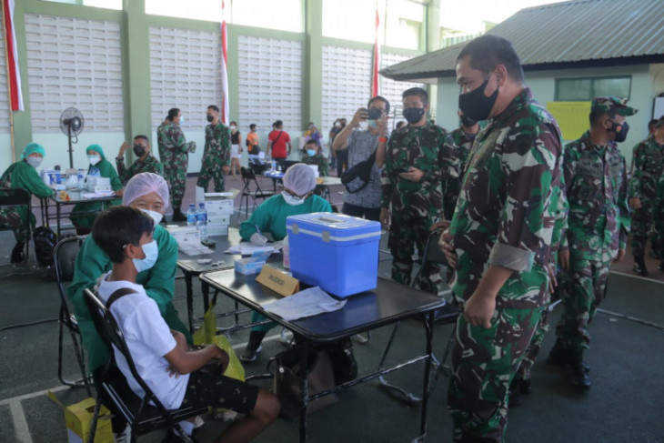 Remaja 12-17 tahun di Denpasar ikuti vaksinasi COVID-19 oleh Kodam Udayana