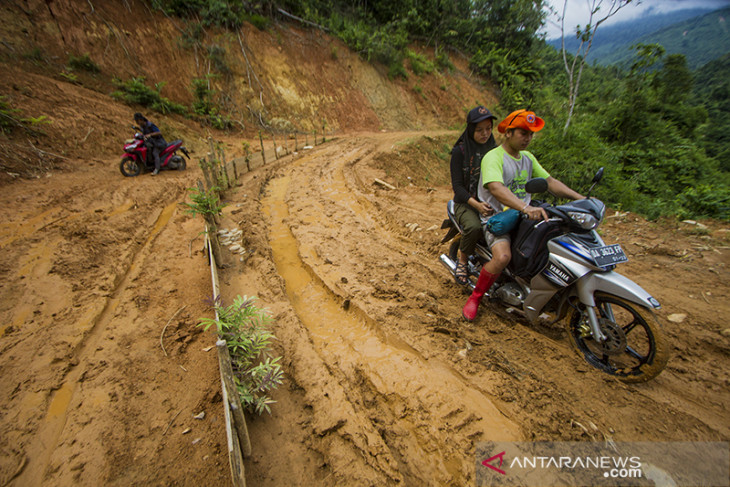 Jalan Penghubung Desa Di Kalsel Rusak