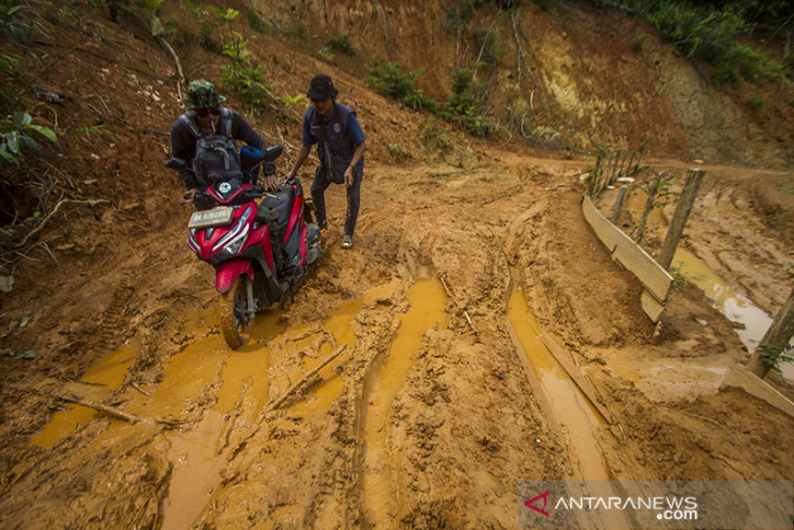 Jalan Penghubung Desa Di Kalsel Rusak