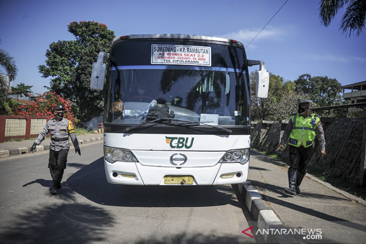 Penyekatan kendaraan menuju Sumedang 