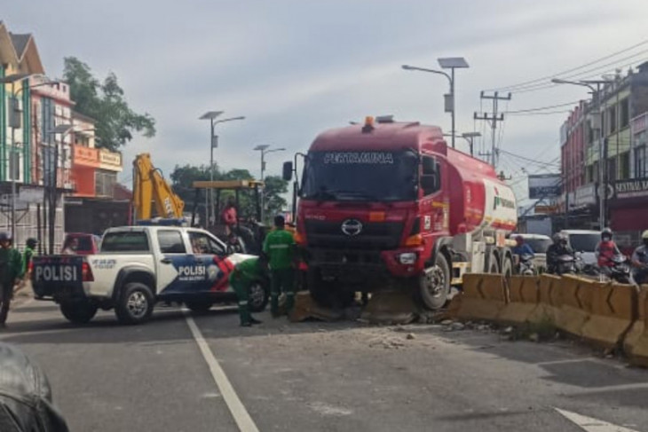 Truk tangki Pertamina slip dan tabrak pembatas jalan
