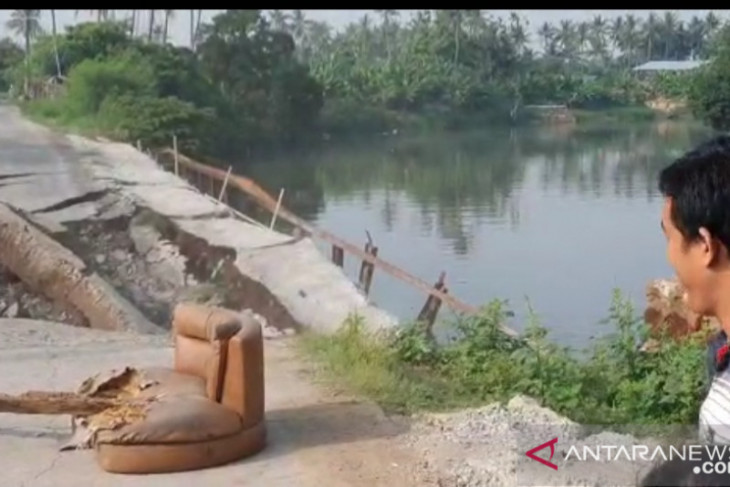 Jalan desa di Tanjung Burung Kabupaten Tangerang amblas lagi