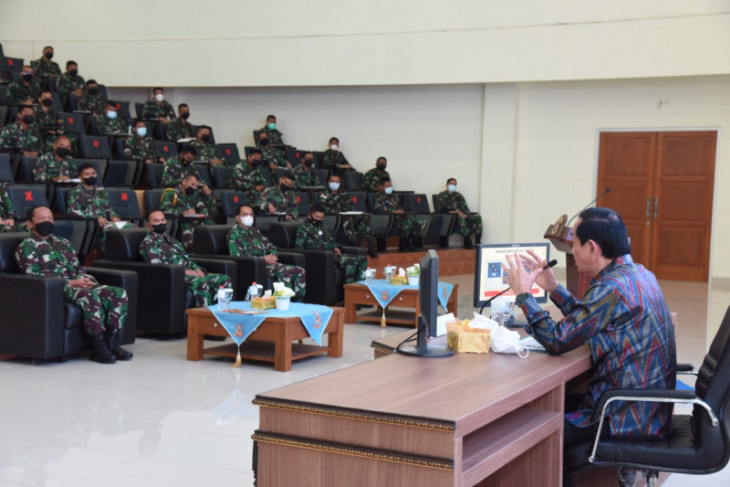 Mantan Kasal Bernard Kent Sondakh berikan kuliah umum siswa Pusdiklapa Kodiklatal