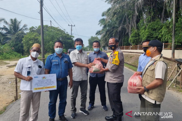 PT Timah salurkan bantuan sembako ke keluarga terdampak PPKM di Mentok