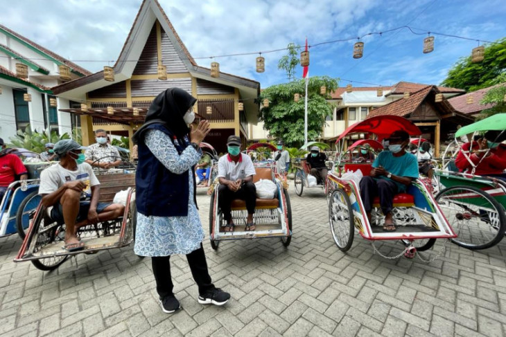Bupati Banyuwangi bagikan sembako kepada warga terdampak PPKM darurat
