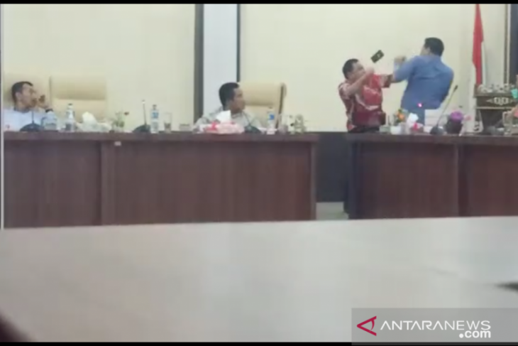 Ribut dana CSR, anggota dewan ini adu fisik saat rapat