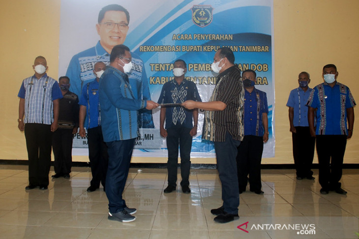 Bupati Petrus serahkan Rekomendasi Pembentukan DOB Tanimbar Utara begini penjelasannya