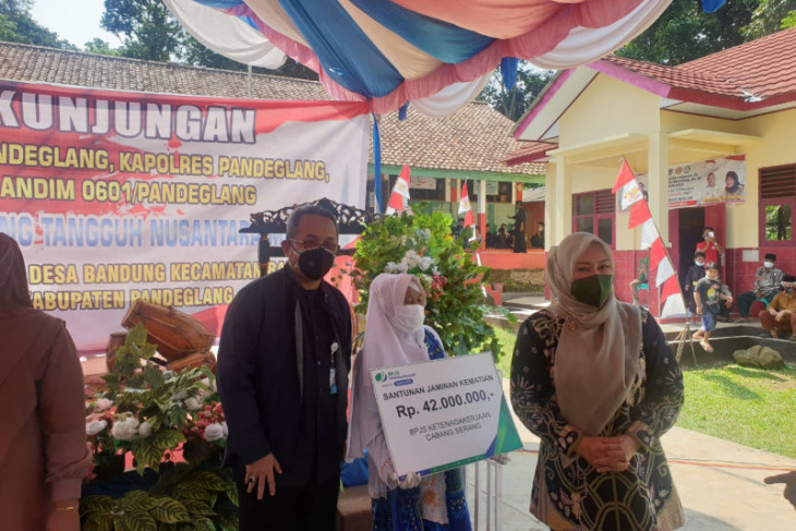 Bupati Pandeglang puji warga Desa Bandung daftar BPJAMSOSTEK Secara Mandiri
